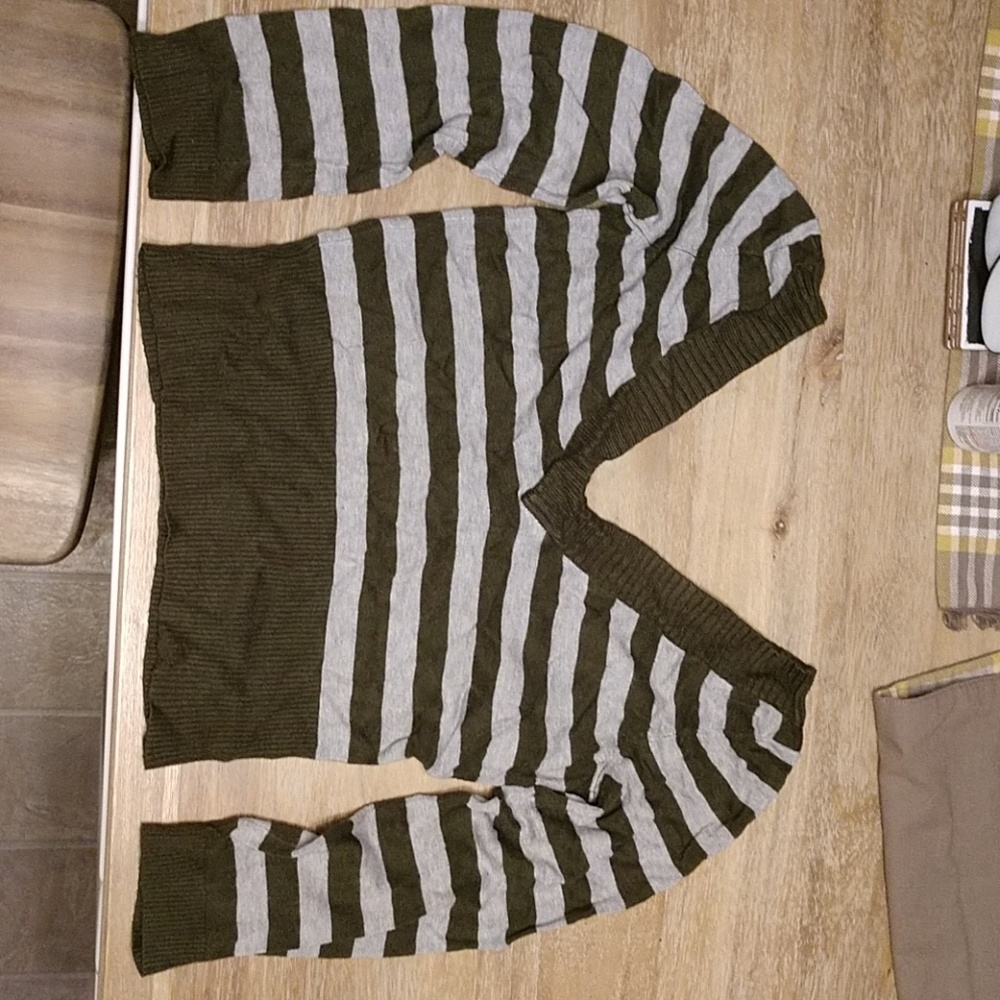 Guess quarter sleeve crop sweater